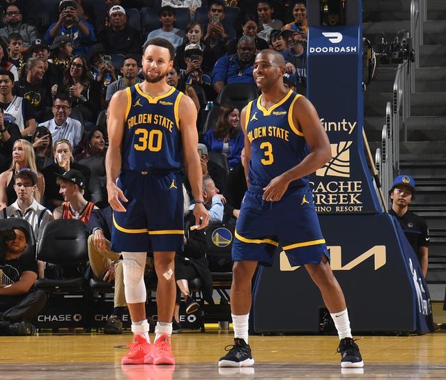 勇士新赛季NBA首战成功击败雷霆